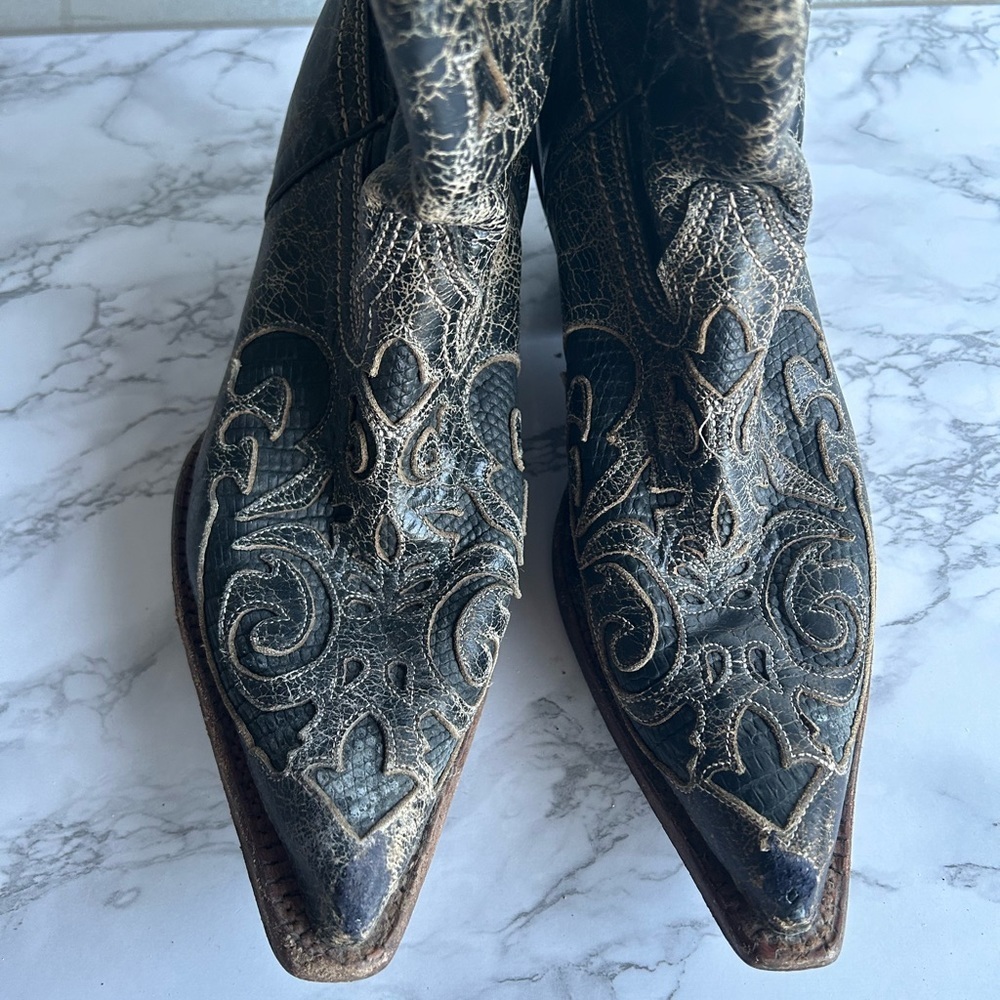 Women’s Corral Distressed Black And Gold Embroide… - image 5